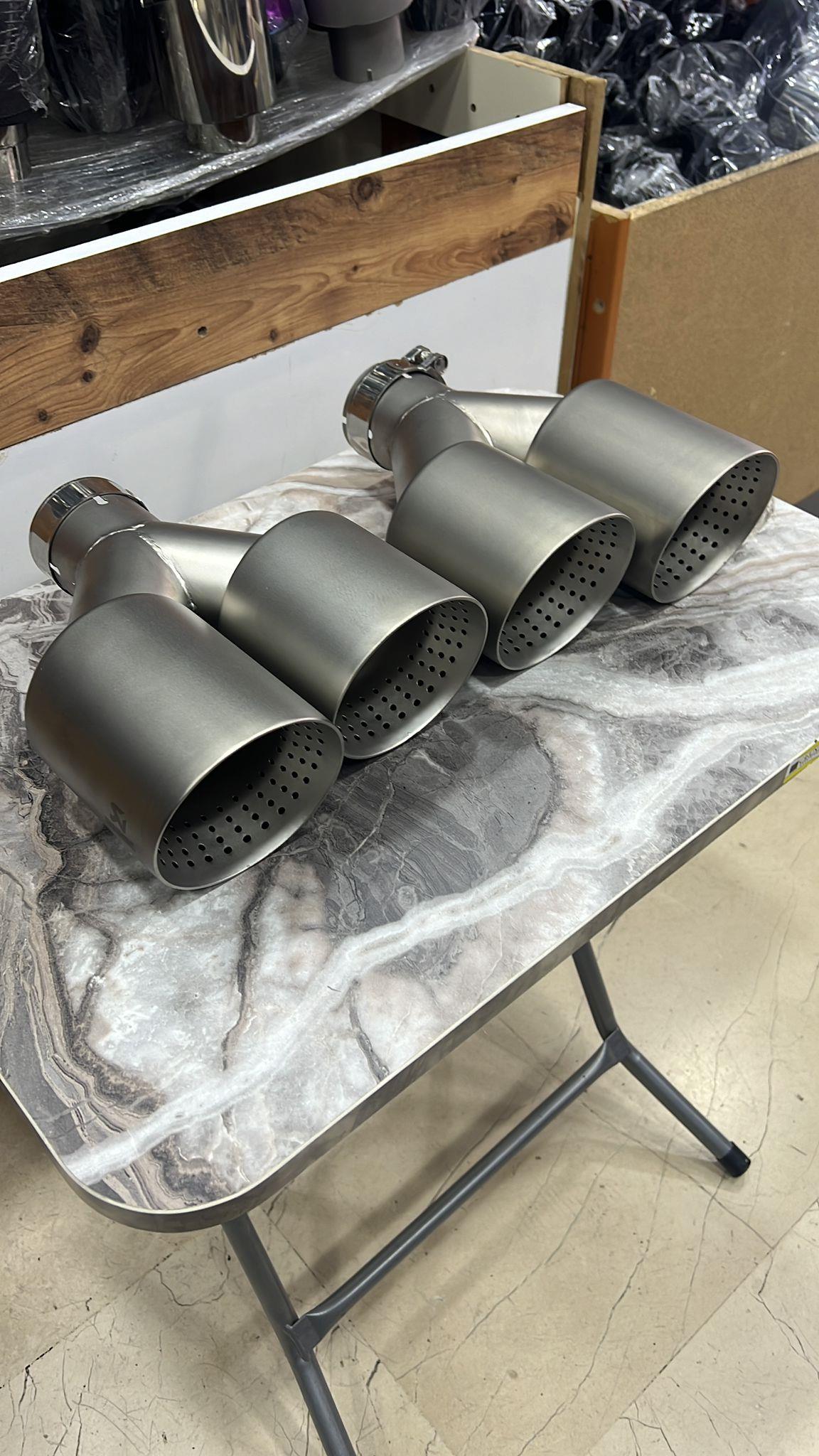 AKRAPOVİÇ 100MM İÇİ DELİKLİ İTHAL GRİ ÇİFTLİ EGZOZ UCU SETİ